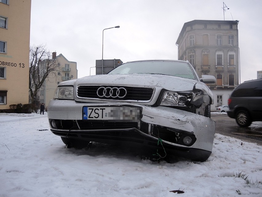 Ul. Chrobrego. Audi zderzyło się z fordem. Ciężkie warunki na drogach, policja apeluje o ostrożność