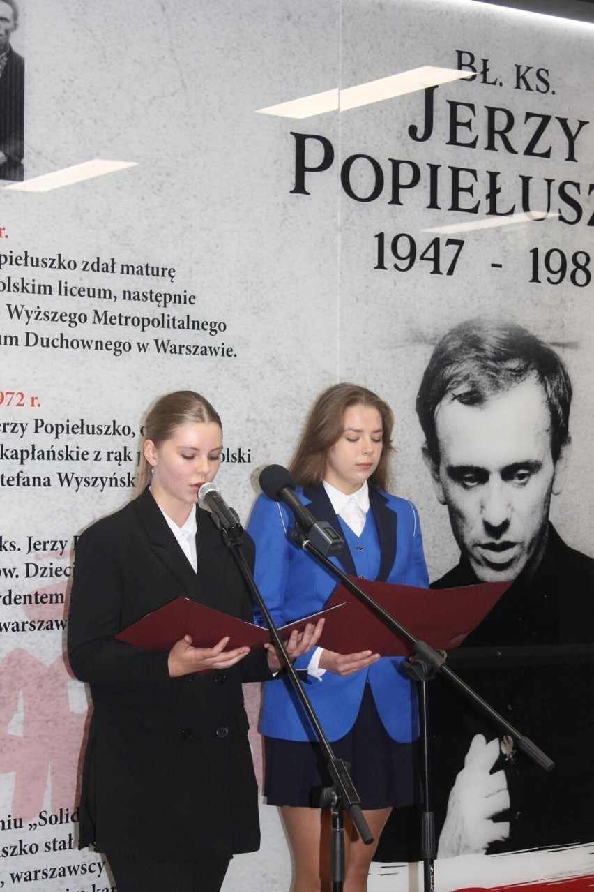 Ściana poświęcona pamięci ks. Jerzego Popiełuszki odsłonięta. Obchody Dnia Patrona w Zespole Szkół w Suchowoli