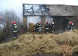 Wypalanie traw przyczyną pożaru budynku [zdjęcia]