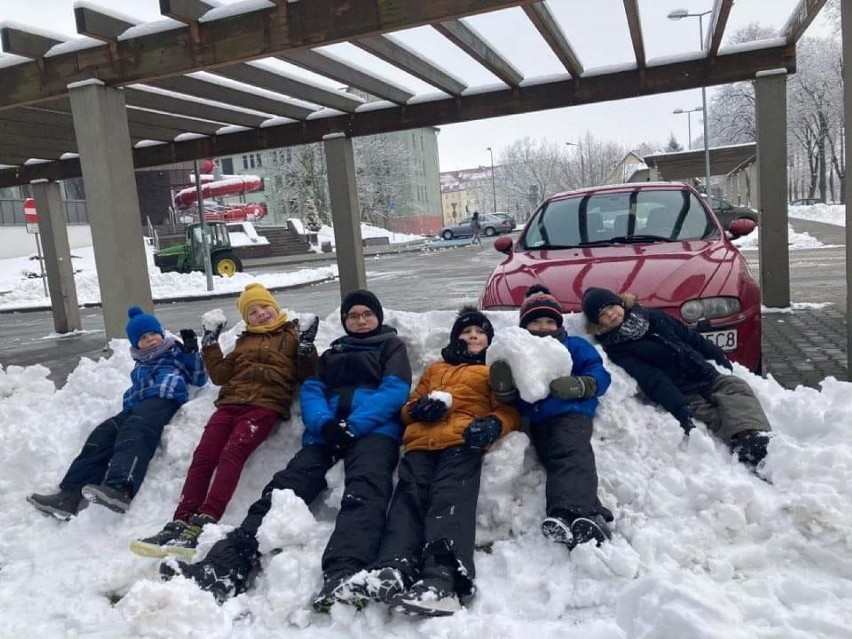 Zima 2021 w Pleszewie. Dzieci szaleją na śniegu. Długo czekały na taką zimę