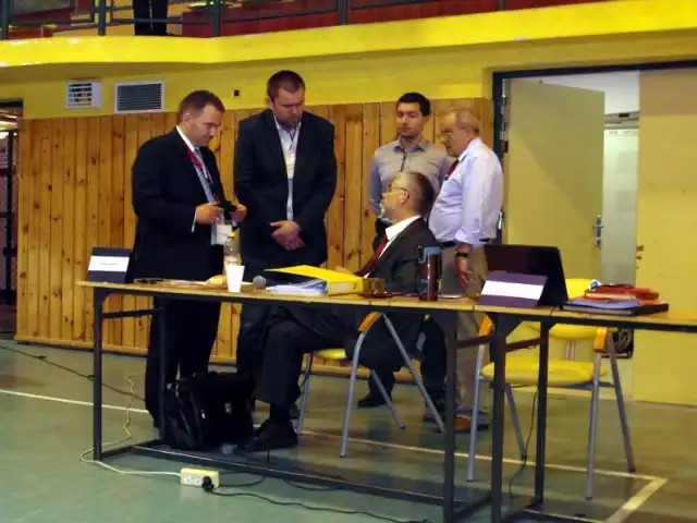 Prezes LWSM Morena Eugeniusz Głogowski (na zdjęciu siedzi za stołem) był - zdaniem obecnych - zaskoczony odwołaniem