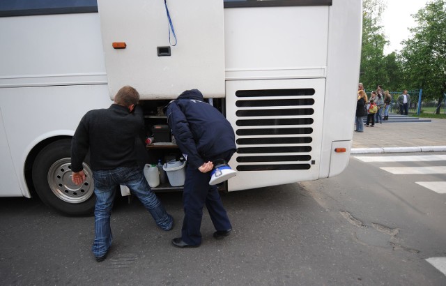 Autokary wynajęte na wycieczki są kontrolowane przez policję.