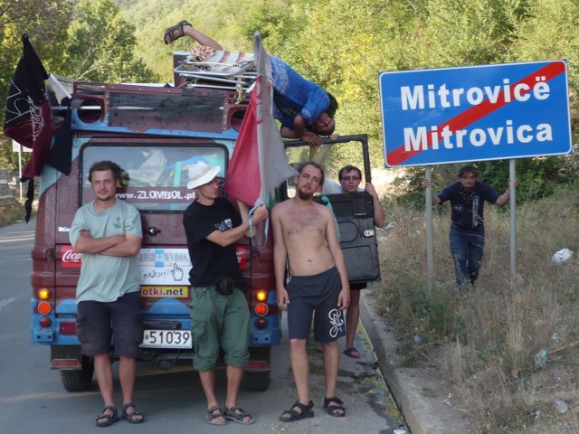 Ta fotka z Kosowa wzbudziła największe zainteresowanie. Pojechanie do tego kraju i miasta ze znaku drogowego uznaję za nasz największy fan tegorocznej wyprawy.