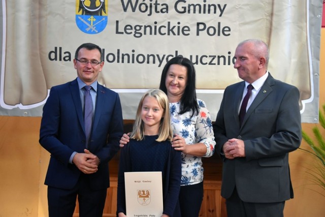 Stypendia Wójta Gminy Legnickie Pole dla uzdolnionych uczniów.