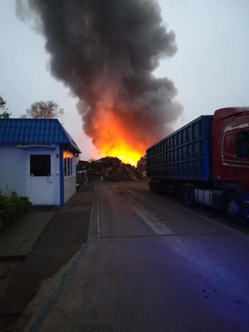 Tarnowskie Góry: Pożar złomowiska przy Cmentarnej [ZDJĘCIA i WIDEO]