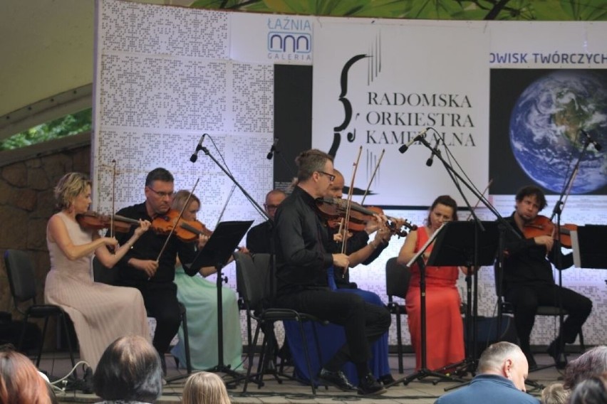 Lato z ROK-iem 2023. Radomska Orkiestra Kameralna zagrała pierwszy w tym roku koncert w parku Kościuszki. Zobacz, jak wielu miała słuchaczy!