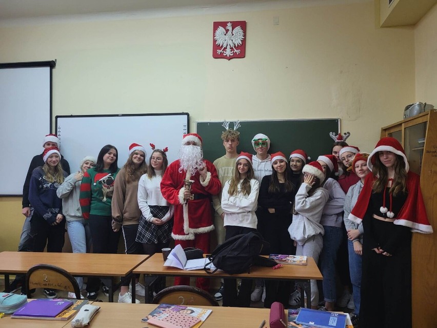 Mikołaj w II Liceum Ogólnokształcącym imienia Adama Mickiewicza w Skarżysku. Zobacz zdjęcia