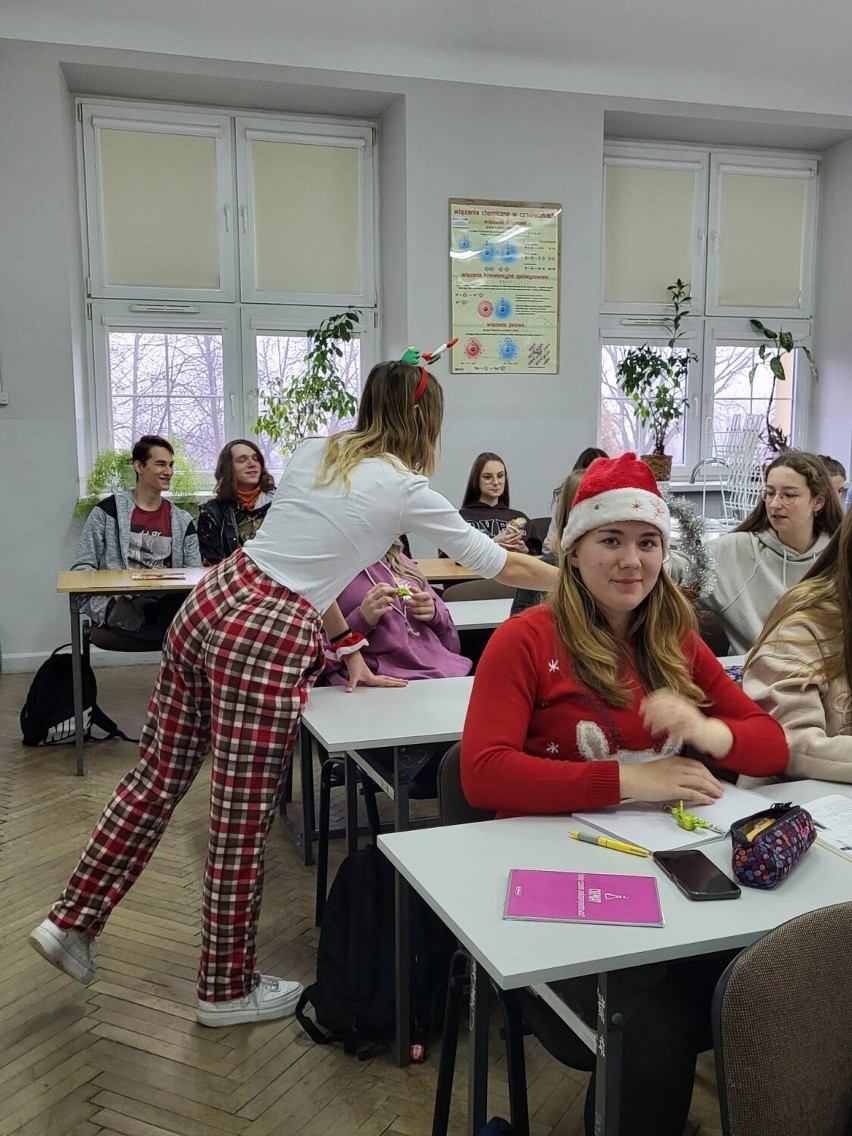 Mikołaj w II Liceum Ogólnokształcącym imienia Adama Mickiewicza w Skarżysku. Zobacz zdjęcia