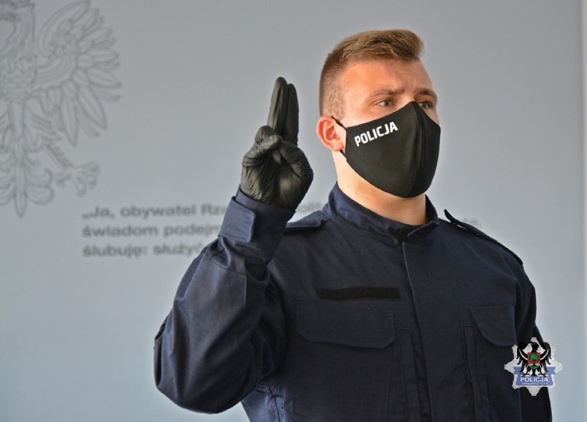 Nowo przyjęty do policji w Wałbrzychu i policjanci, którzy...