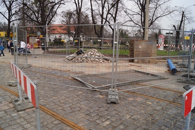 Od 25 marca do końca października 2013 r. potrwają roboty drogowe na Alei Solidarności. 

Powstanie tam nowoczesny węzeł łączący komunikację tramwajową i autobusową.


Trwa przebudowa alei Solidarności w Toruniu