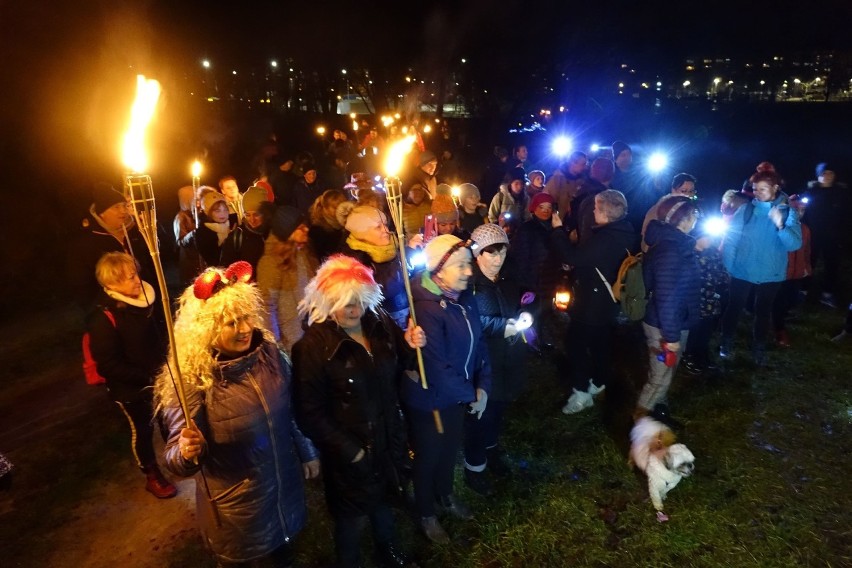 Police. Wielbiciele pieszych wędrówek przeszli w nocnym rajdzie z pochodniami [DUŻO ZDJĘĆ]