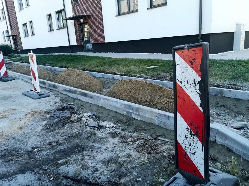 W kilku miejscach w Oleśnicy trwają remonty chodników [FOTO]
