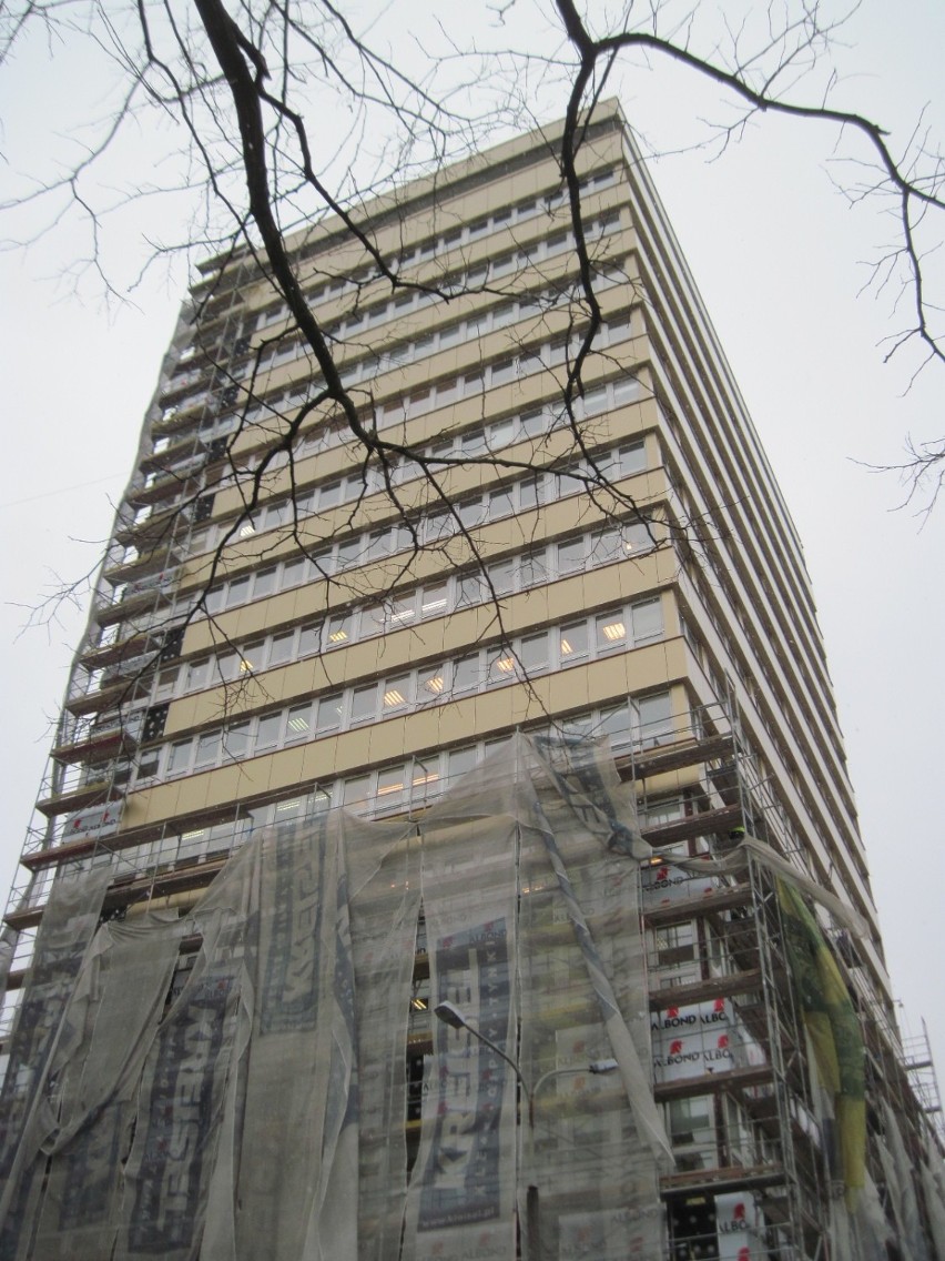 Wieżowiec przy ul. Wieniawskiej w rusztowaniach. Urzędnikom będzie cieplej