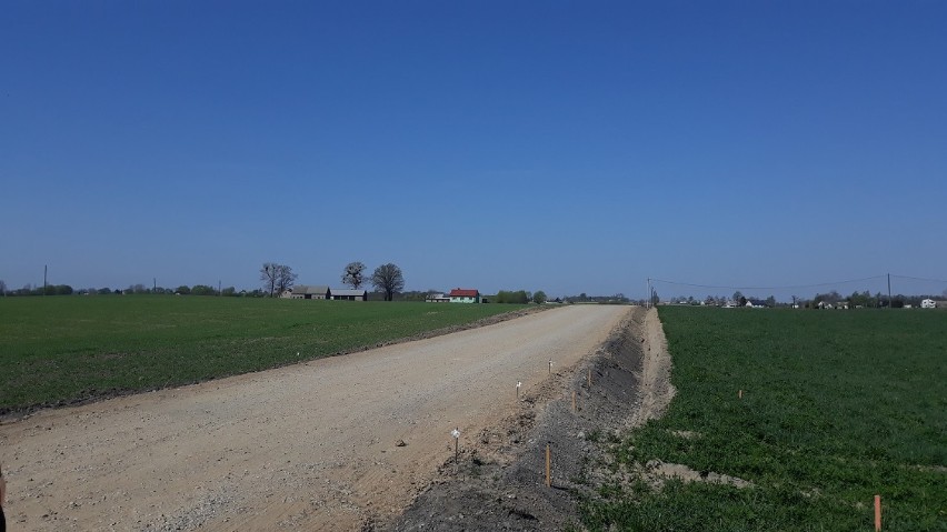 Gmina Chrostkowo remontuje drogę w Makówcu. Na naprawę czeka jeszcze 120 km gminnych szlaków