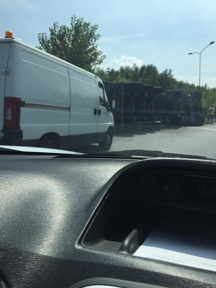 Wypadek na DTŚ: Przewróciła się ciężarówka [ZDJĘCIA]
