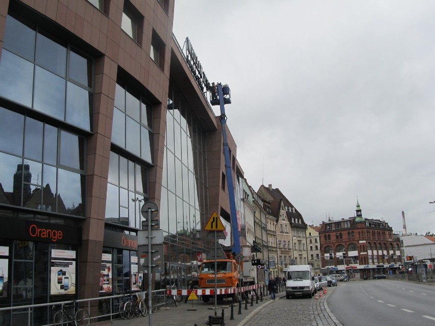 Na &quot;Heliosie&quot; zawisł napis Wrocław Europejska Stolica Kultury 2016 (ZDJĘCIA)