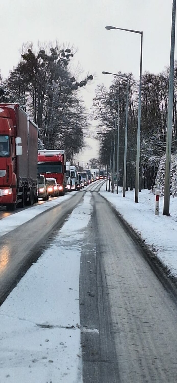 Zima zaskoczyła kierowców! Lód na drogach i chodnikach powiatu szamotulskiego. Mieszkańcy przesyłają zdjęcia