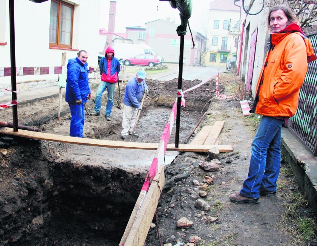Archeolog Izabela Mianowska nadzoruje prace przy wykopie na ul. Bóżniczej w Olkuszu