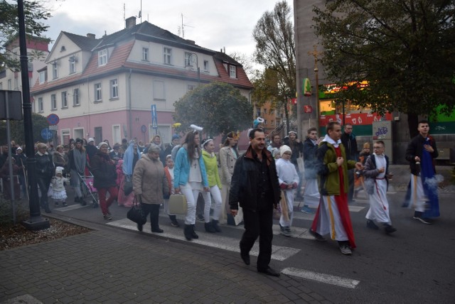 Anna Pawłowska wraz z córką Agatą przebraną za anioła bardzo chętnie biorą udział w korowodzie co roku