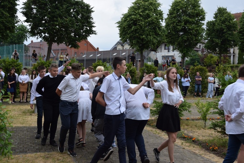 Zakończenie roku szkolnego w Szkole Podstawowej nr 3 w Pruszczu. Pożegnano ósmoklasistów |ZDJĘCIA, WIDEO