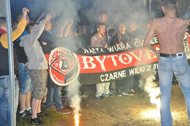 Drutex Bytovia po 32. kolejce spotkań II ligi zachodniej awansowała do I ligi. Zawodników po meczu w Kluczborku przywitali w Bytowie miejscowi kibice.