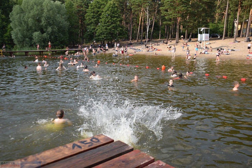 Upalny dzień nad jeziorem Czarnym we Włocławku, 30 czerwca...