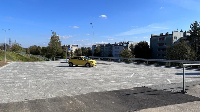 Na os. Niepodległości w Bochni powstał nowy parking na 18 miejsc postojowych. Zobacz, jak wygląda