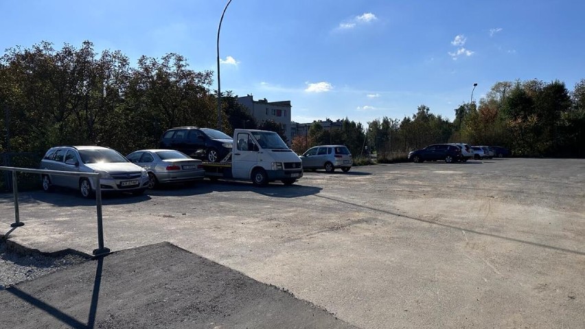 Na os. Niepodległości w Bochni powstał nowy parking na 18 miejsc postojowych. Zobacz, jak wygląda