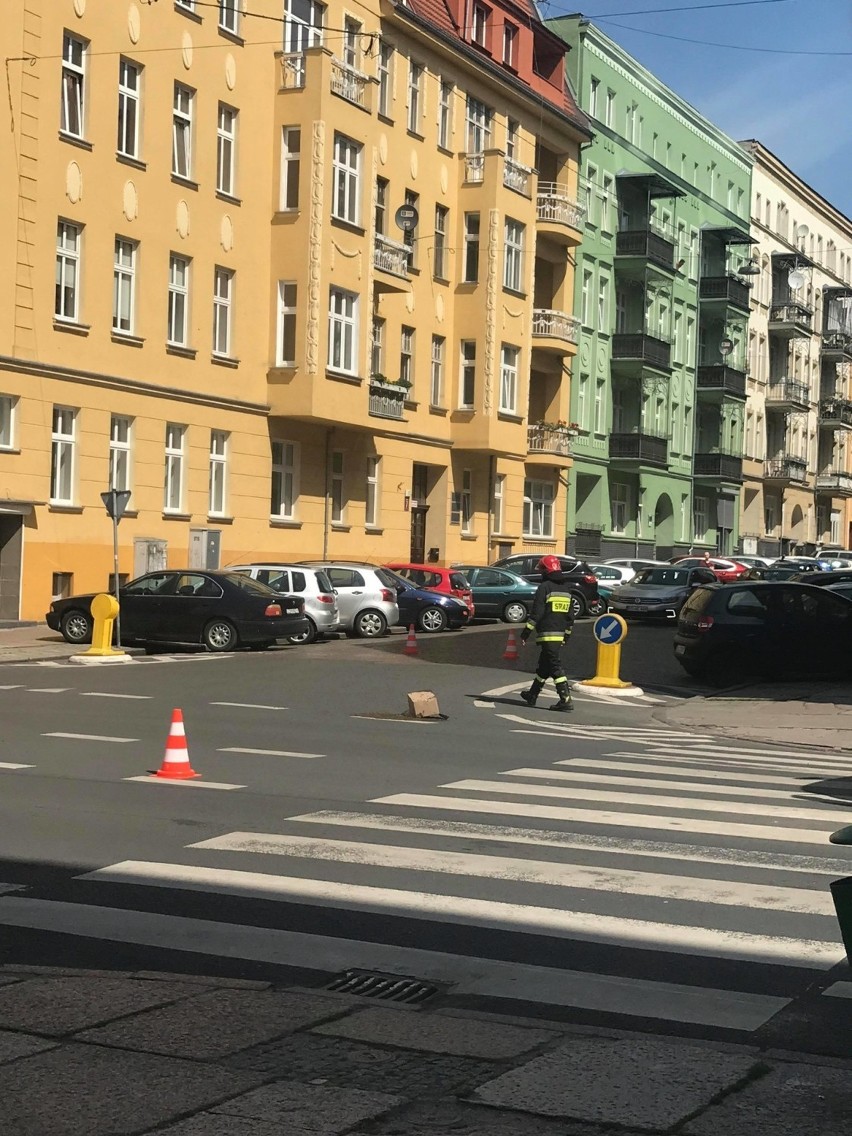 Wielkie pudło z pszczołami ul. 5 Lipca w Szczecinie. Do akcji przystąpili strażacy! [WIDEO, ZDJĘCIA]