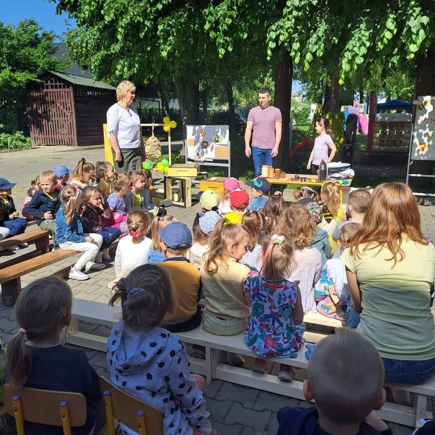 Niezwykły Światowy Dzień Pszczoły w Przedszkolu Publicznym z Opatowie. Dzieci odwiedził pszczelarz. Zobaczcie zdjęcia