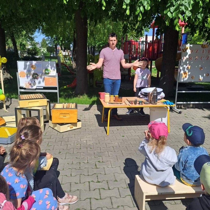 Niezwykły Światowy Dzień Pszczoły w Przedszkolu Publicznym z Opatowie. Dzieci odwiedził pszczelarz. Zobaczcie zdjęcia