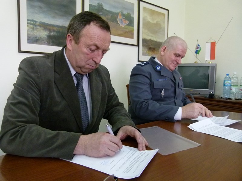 Umowę podpisali burmistrz Jan Serafiński i komendant...