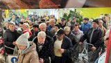 Tłumy zielonogórzan na otwarciu supermarketu w Zielonej Górze. Poszły w ruch duże kosze  WIDEO, ZDJĘCIA 
