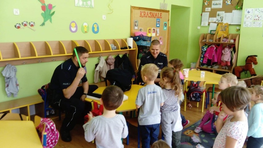 Policjanci z Rypina gościli w Gminnym Przedszkolu w Rogowie [zdjęcia]