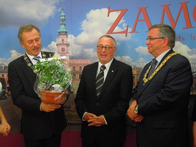 Prezydent Zamoyski otrzymał od nadburmistrza Stefana Wolfa drzewko - miłorząb