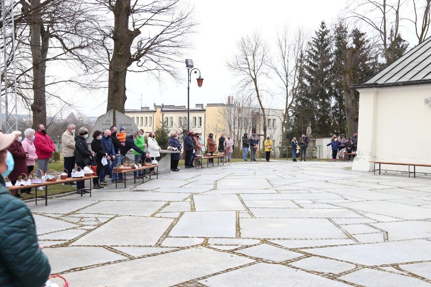 Święcenie pokarmów w kościele świętego Bartłomieja w Staszowie. Mieszkańcy przygotowali piękne koszyczki (ZDJĘCIA)
