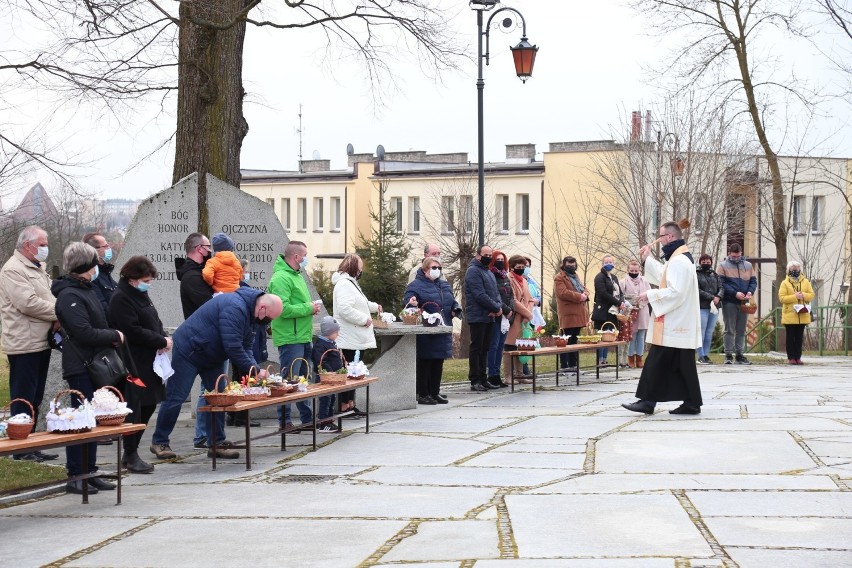 Święcenie pokarmów w kościele świętego Bartłomieja w Staszowie. Mieszkańcy przygotowali piękne koszyczki (ZDJĘCIA)