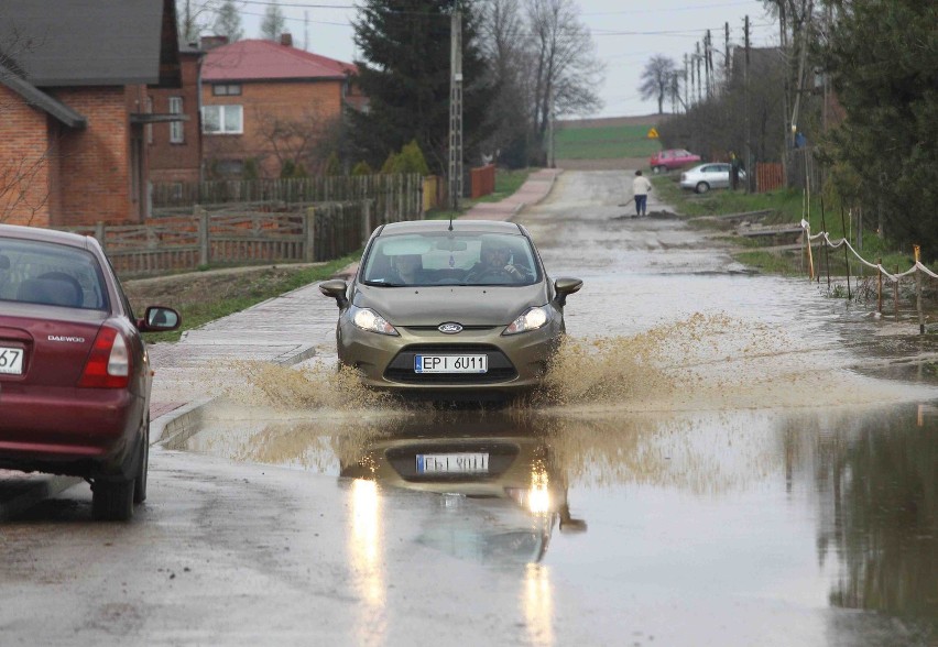 Powiat: Wystarczyło pół godziny deszczu i droga w Kłudzicach zalana. Woda weszła na  posesje
