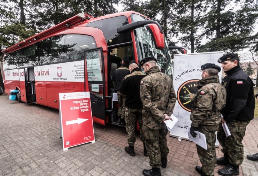 „SpoKREWnieni służbą”. Żołnierze garnizonu Żagań dołączyli do ogólnopolskiej zbiórki krwi [ZDJĘCIA]