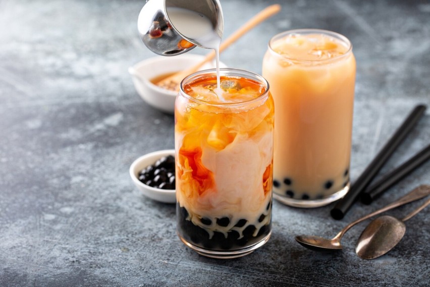 Domowe bubble tea można też przygotować z dodatkiem mleka...