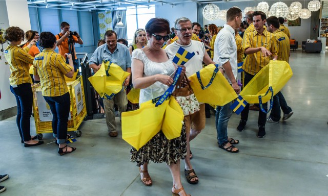 A jak urodziny, to obowiązkowo musi być tort. Słodkościami klienci sklepu IKEA będą częstowani już od dziś. 

Dokładnie 5 sierpnia 2015 roku sklep tej szwedzkiej marki rozpoczął działalność w Bydgoszczy przy ul. Skandynawskiej. Sklep ma powierzchnię ok. 30 tys. m kw. Budowa obiektu trwała niespełna rok - wmurowanie kamienia węgielnego nastąpiło we wrześniu 2014 r. 

Rok po otwarciu z okazji jubileuszu na gości czekać będzie wiele atrakcji, zarówno dla tych najmłodszych, jak i trochę starszych. W planach jest m.in. malowanie buzi farbkami, własnoręczne ozdabianie koszulek z jubileuszową cyfrą „1” i atrakcyjne konkursy z nagrodami. Będą również wspólne tańce. Wszyscy zaś będą mieli wyjątkową okazję, by przesłać pozdrowienia prosto ze Skandynawskiej 1, oczywiście z okazji 1. urodzin bydgoskiego marketu. W sklepie specjalnie w tym celu stanie autentyczna skrzynka na listy. Konkursy przewidziane są również dla nieco starszych, a i urodzinowego tortu ma wystarczyć dla wszystkich. Z okazji 1. urodzin dla odwiedzających sklep IKEA Bydgoszcz przygotowano też wiele promocji. Organizatorzy zapraszają od dziś do niedzieli, w godzinach 12-18. 



