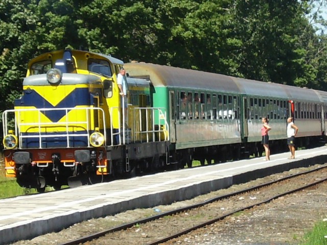 Na początku lat 90-tych zaczęto przebudowywać lokomotywy z ogrzewaniem parowym SP42 na ogrzewanie elektryczne. Fot. Adrian Starczewski