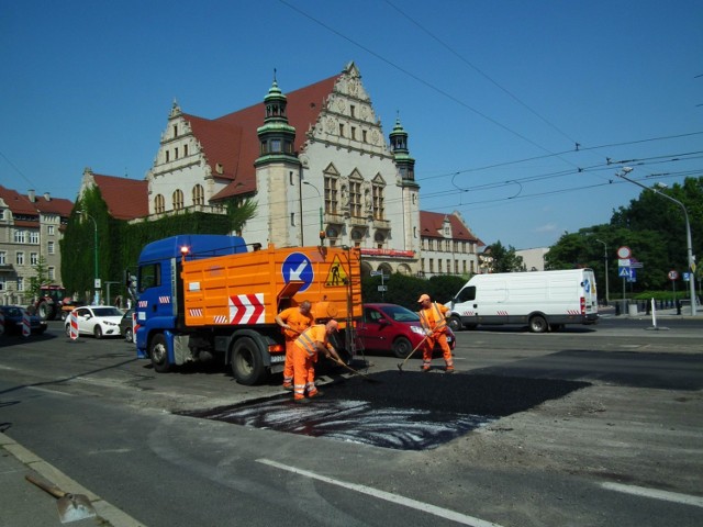 Ekipy drogowe codziennie łatają dziury w poznańskich jezdniach