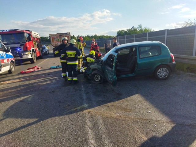 Do wypadku doszło na DW 768 w Mokrzyskach. Zderzyły się samochód osobowy i ciężarówka