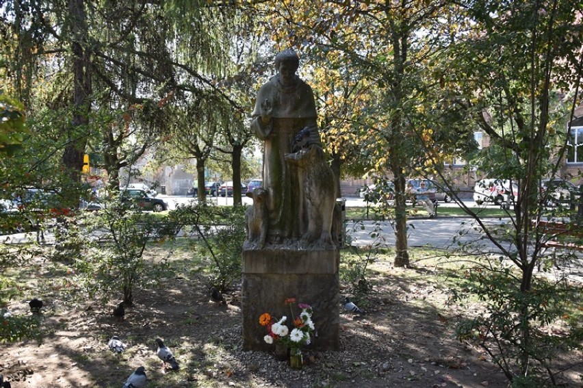 Zaniedbany pomnik św. Franciszka z Asyżu w Legnicy [ZDJĘCIA]