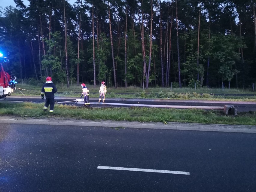 Wypadek na "średnicówce" w Grudziądzu. Samochód uderzył w latarnię [zdjęcia]