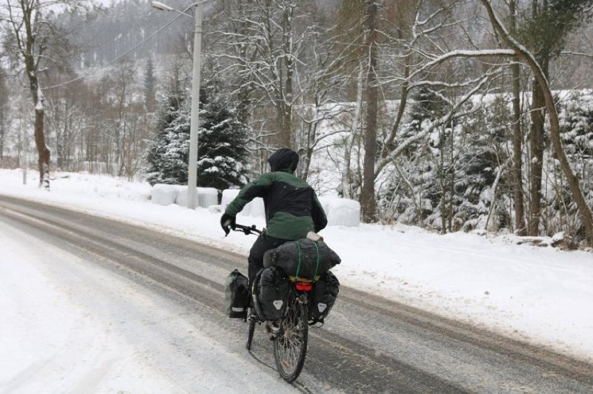 W Głuszycy i okolicy przez tzw. moment gościł śmiałek, który jedzie na rowerze dookoła Polski