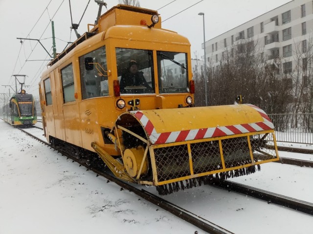 Na poznańskie tory wyjechał po raz pierwszy od 10 lat tramwajowy pług śnieżny.
