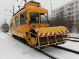 Poznań walczy z zimą! Tramwajowy pług śnieżny wyjechał na tory. "Rozkład jazdy nie istnieje"