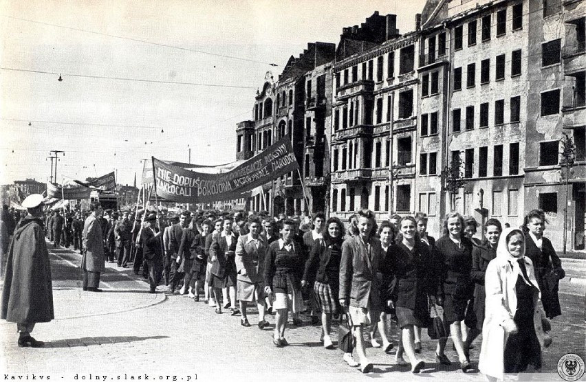Rok 1948. Delegacje fabryk w drodze do Hali Ludowej, gdzie...